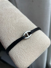 Charger l&#39;image dans la galerie, Bracelet cordon noir argenté
