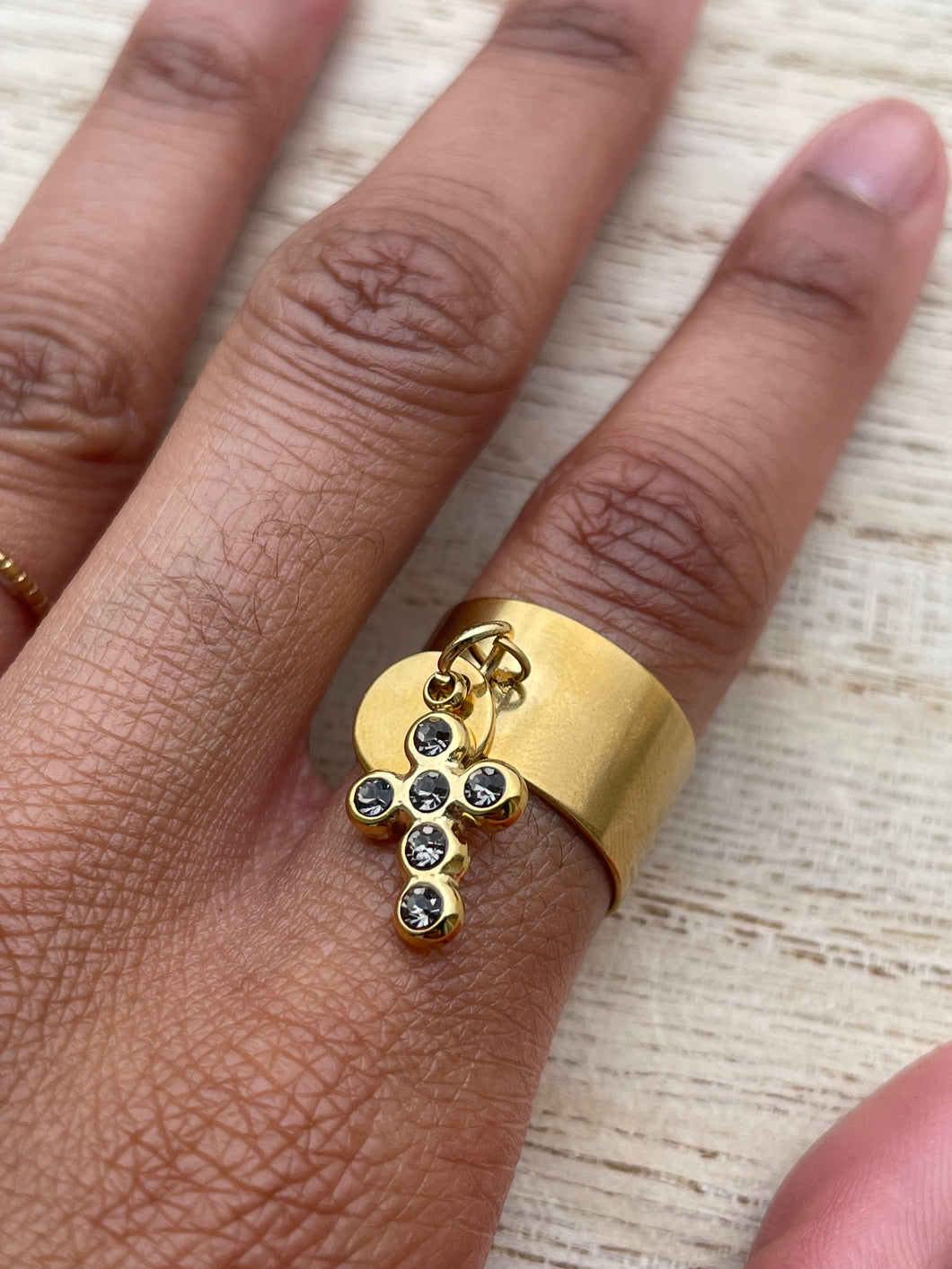 Bague breloque croix grise a strass